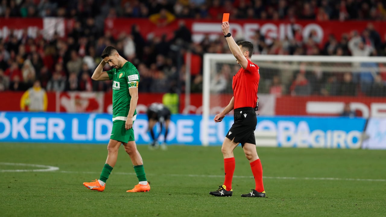 Machín lamenta una "expulsión rigurosa" y que el VAR siempre vaya en contra