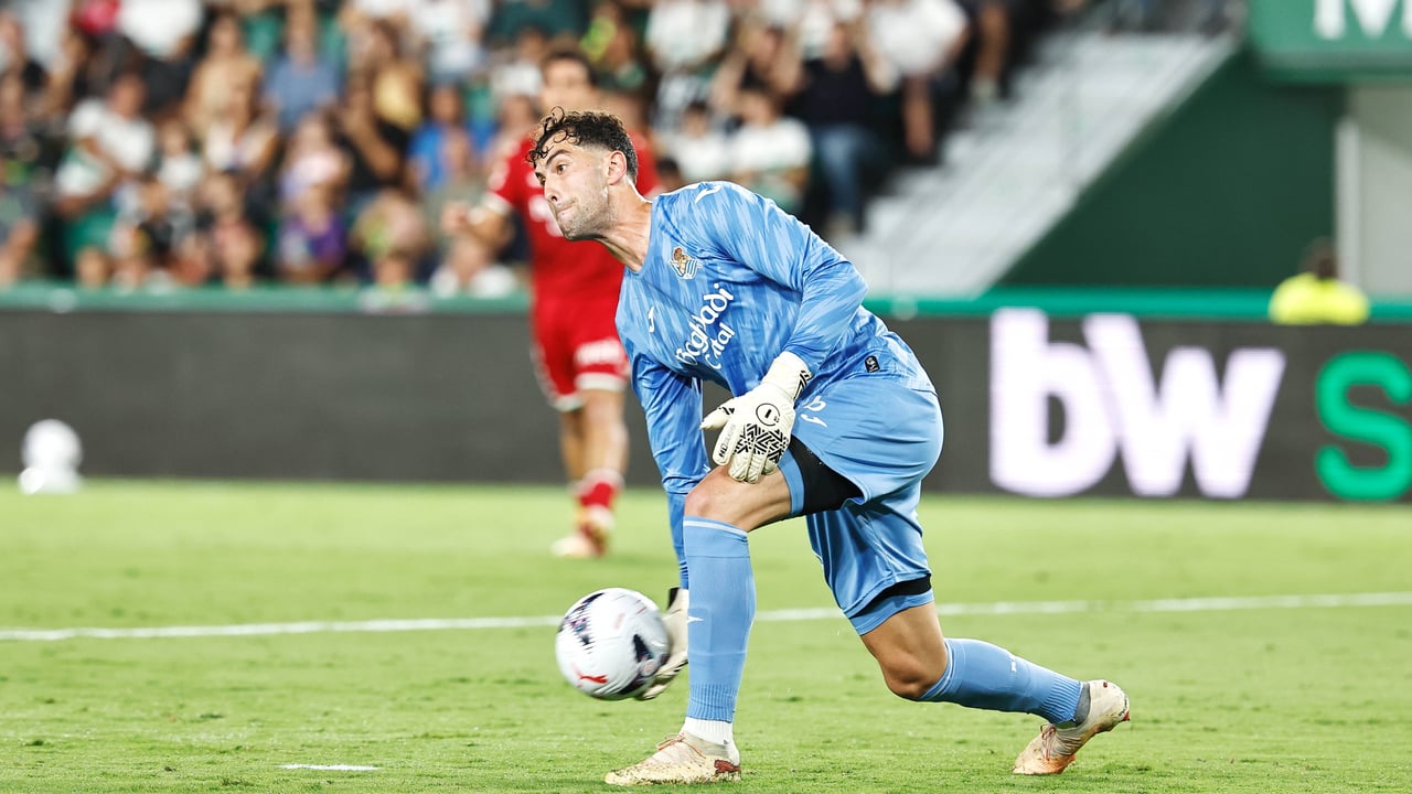 Unai Marrero reta a Remiro por la portería de la Real: "Estoy preparado para jugar"