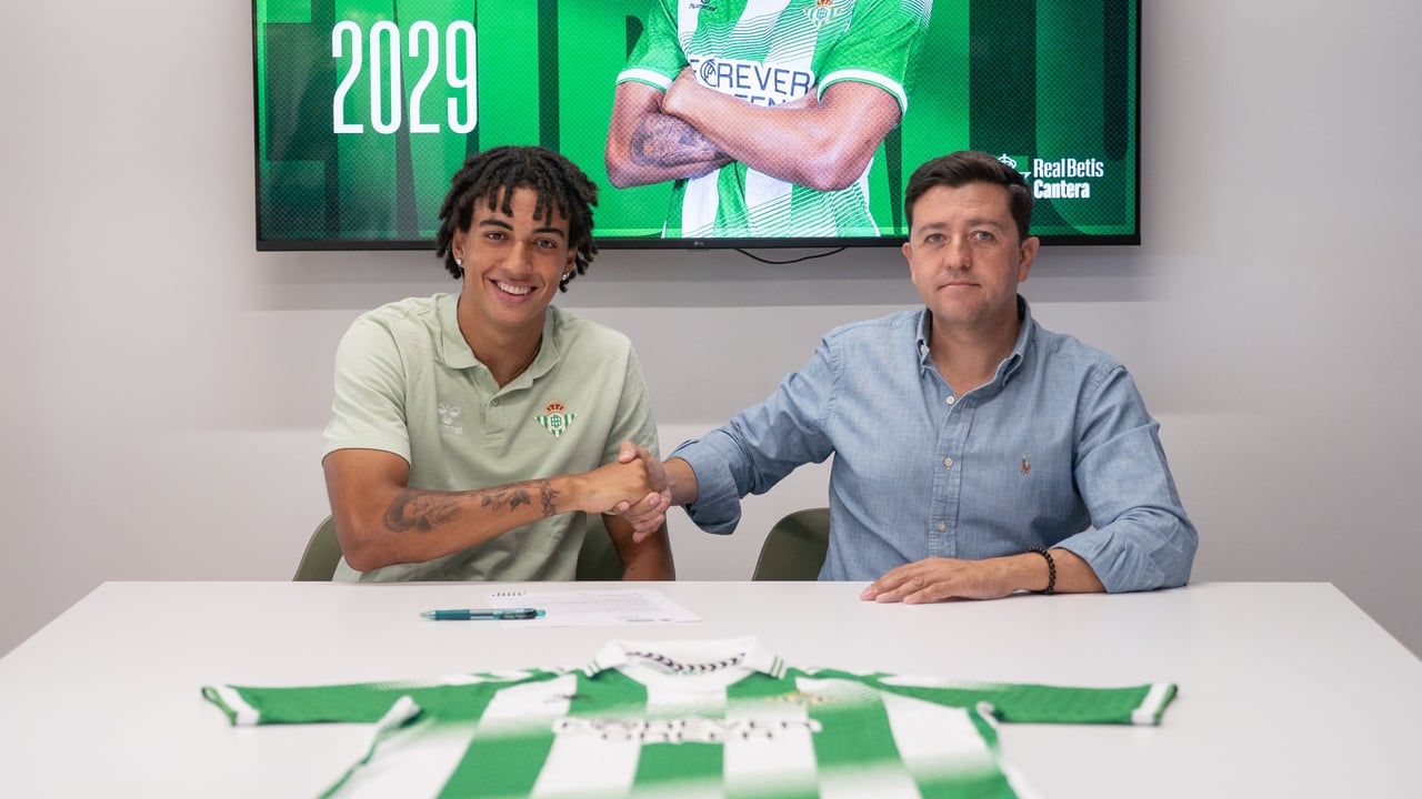El Betis blinda a una de sus perlas y deja salir a otra mediante una cesión