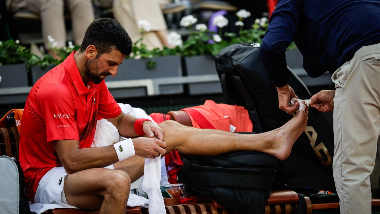 Djokovic y Sinner, con problemas para continuar en Roland Garros