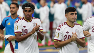 España ilusiona, pero no enamora con su fútbol