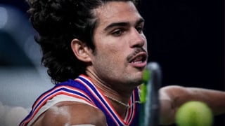 Carlos Alcaraz, tras sufrir un inicio problemático en Shanghai, explica cuál es el problema: "Las condiciones aquí son bastante diferentes y no he entrenado en la pista central"