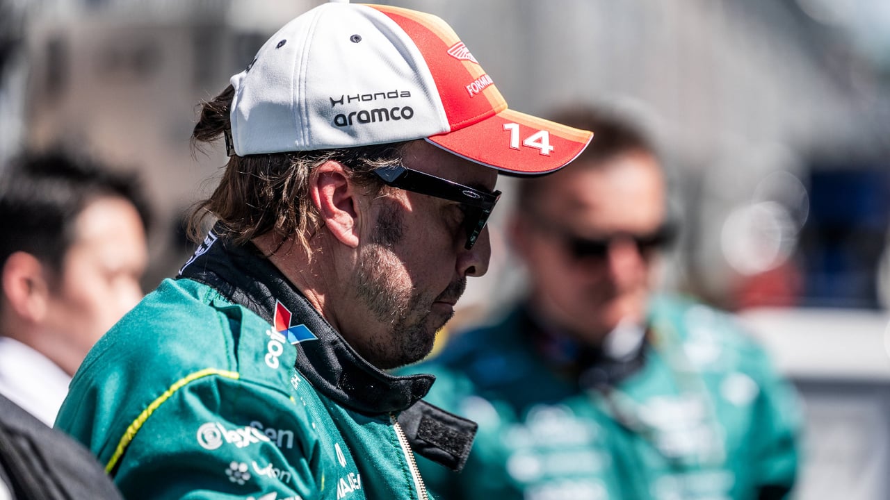 Fernando Alonso, sancionado nada más empezar en Bakú y con problemas de motor