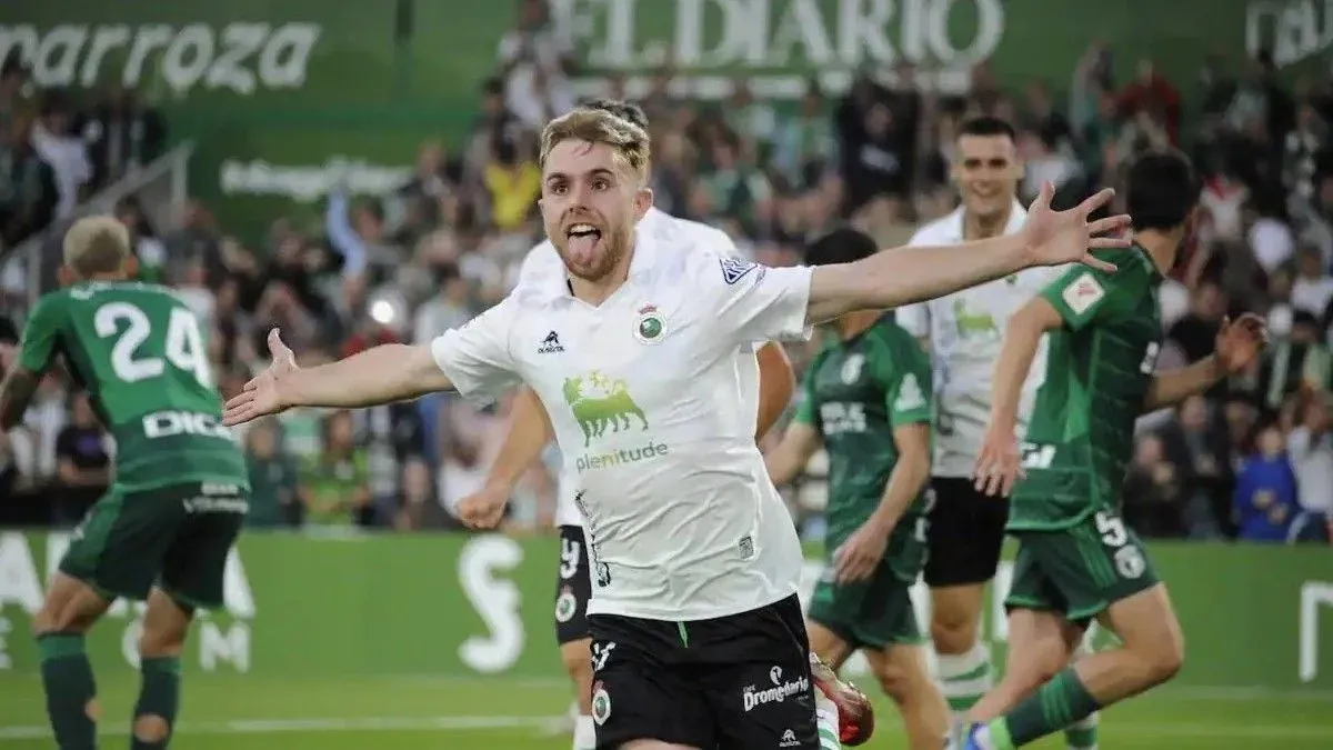 Peque pasa a la acción y el Racing responde al Sevilla