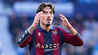 Unai Vencedor, jugador del Athletic Club, en la mesa de un histórico de Segunda división