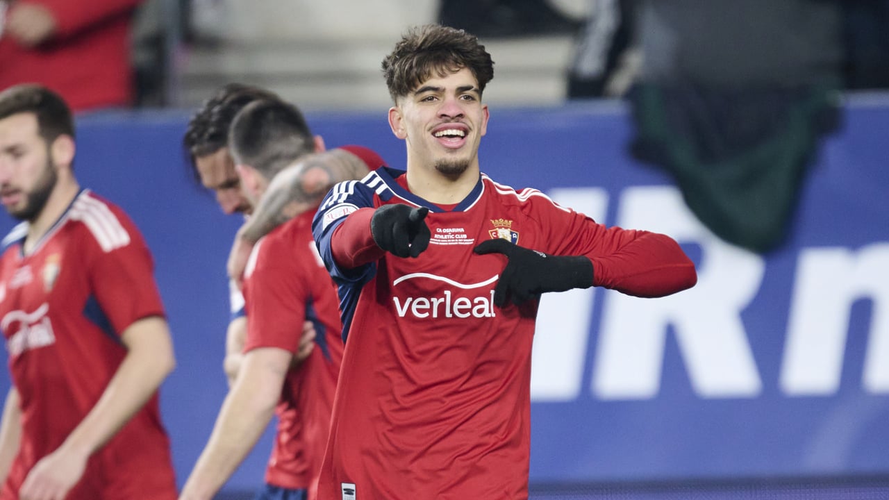 Ez Abde, con dos futbolistas que le tapan un camino