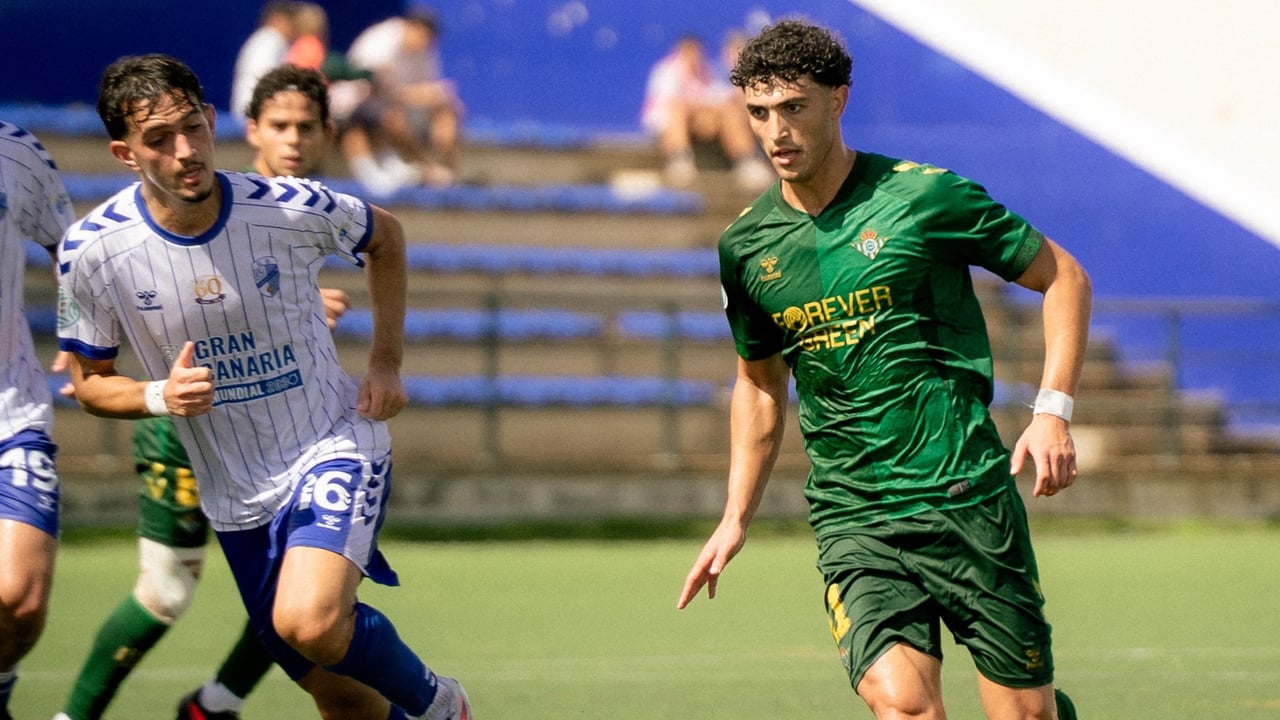 Tamaraceite 3-2 Betis Deportivo: Pierde la concentración, la ventaja y el partido pero conserva el liderato
