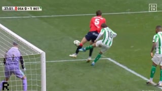La polémica del Osasuna - Betis: penalti sin revisión con 'piscinazo' de Herrando