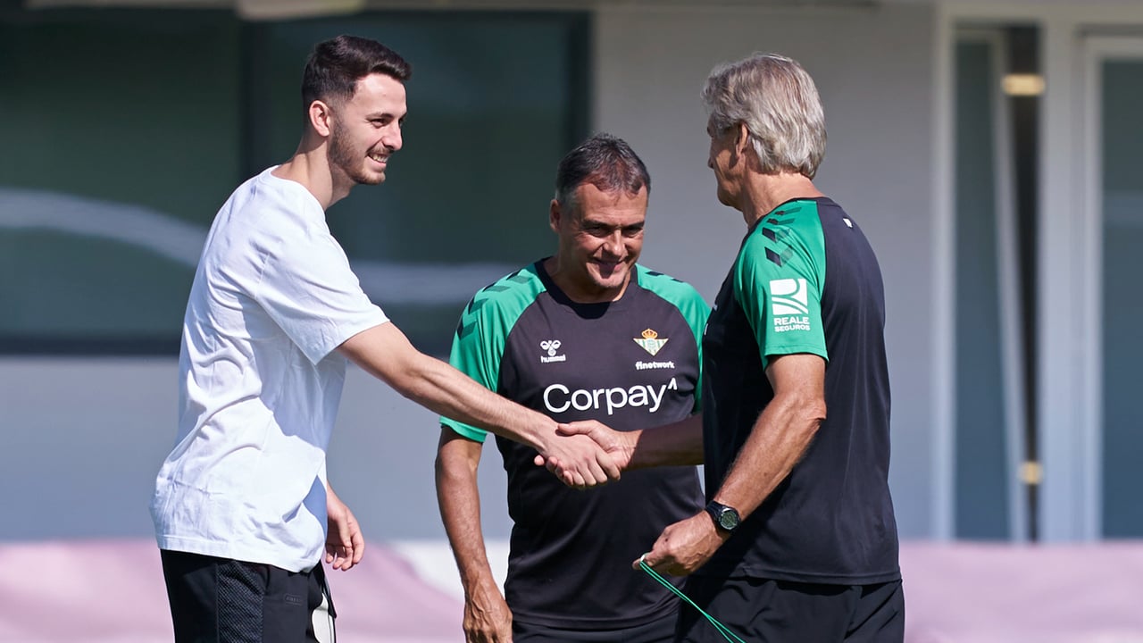 Un club de LaLiga habla con el Betis de Raúl García de Haro, cuya venta se antoja inminente