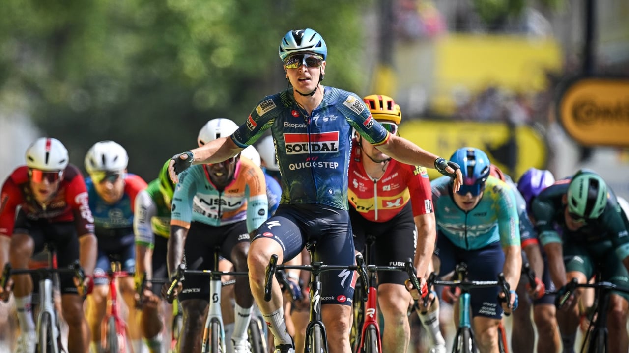 Tim Merlier barre en la meta del Tour de Francia