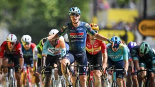 Tim Merlier barre en la meta del Tour de Francia