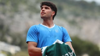 Carlos Alcaraz tira la toalla antes de tiempo con Sinner en Montecarlo