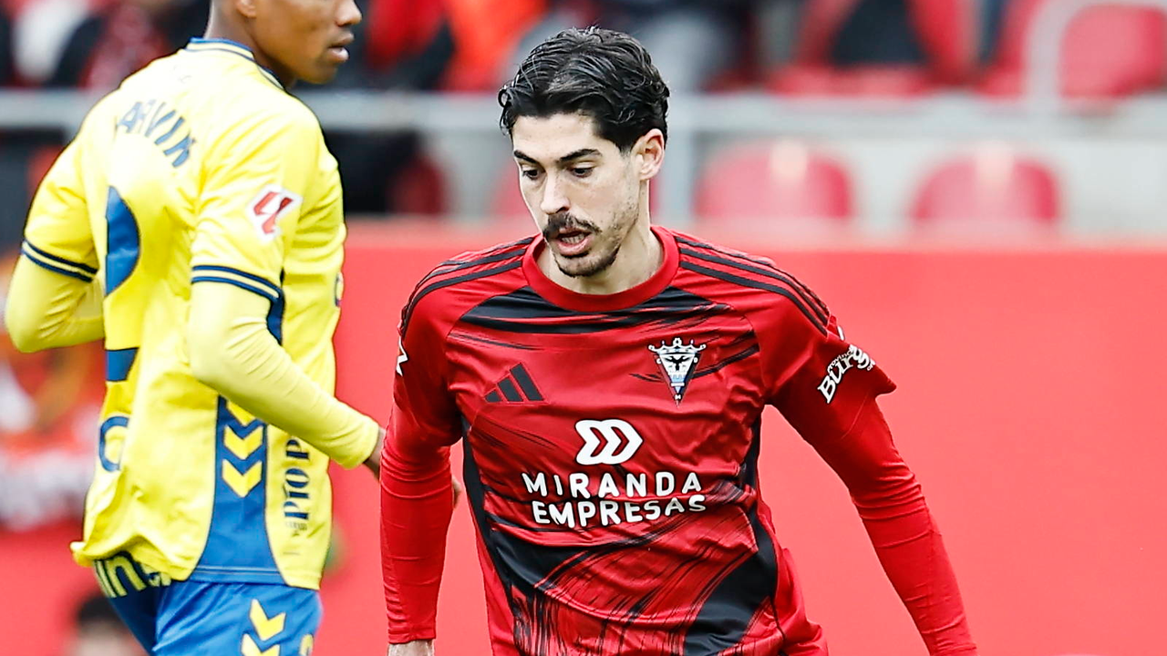 Carlos Fernández y una vuelta con tintes de urgencia en el Mirandés