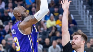 LeBron James se rebela justo a tiempo para rescatar a Luka Doncic