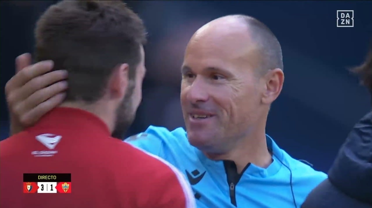 El gesto de Osasuna con un emocionado Mateu Lahoz