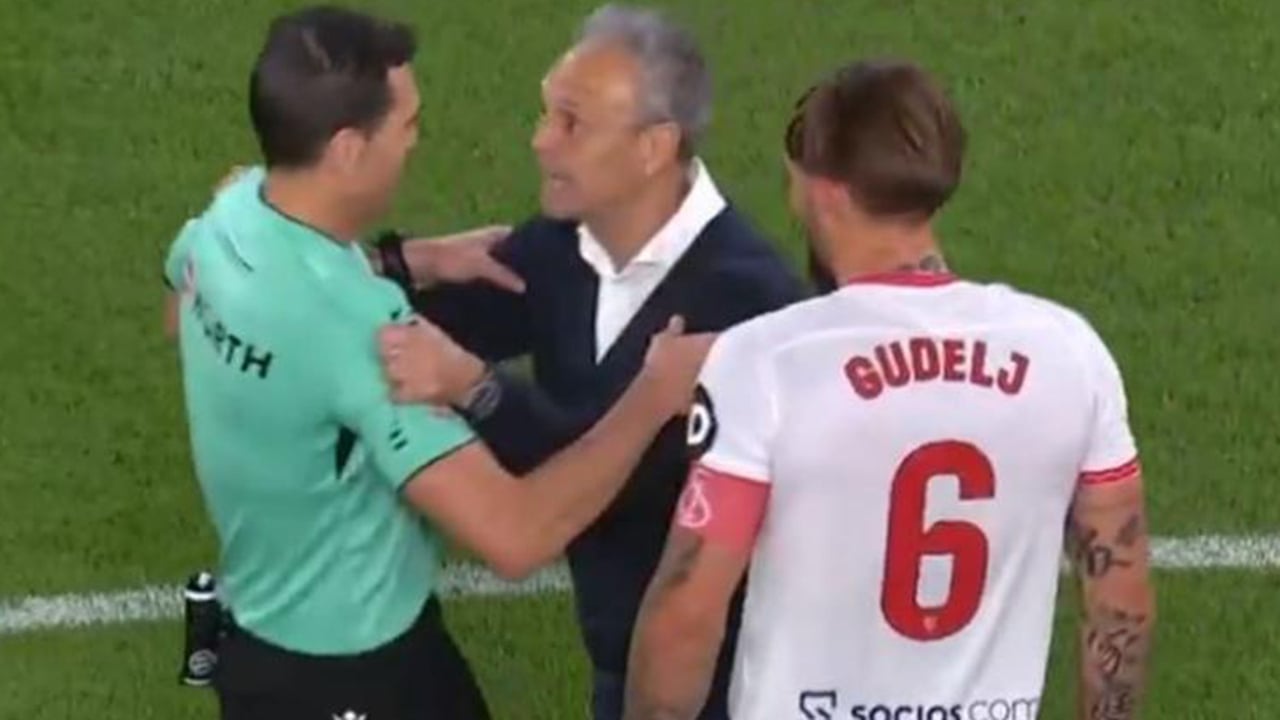 El polémico gesto de Caparrós con el árbitro que enfurece a Las Palmas