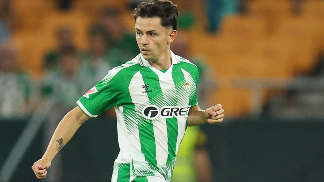 La salida de Álvaro Fidalgo del Betis queda aplazada a la espera de directrices para resolver su futuro