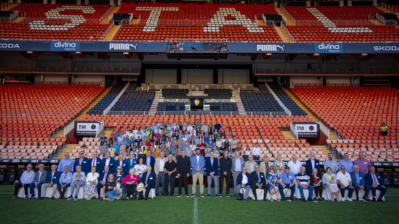 El Valencia homenajea a sus socios más fieles: 50 años apoyando al equipo