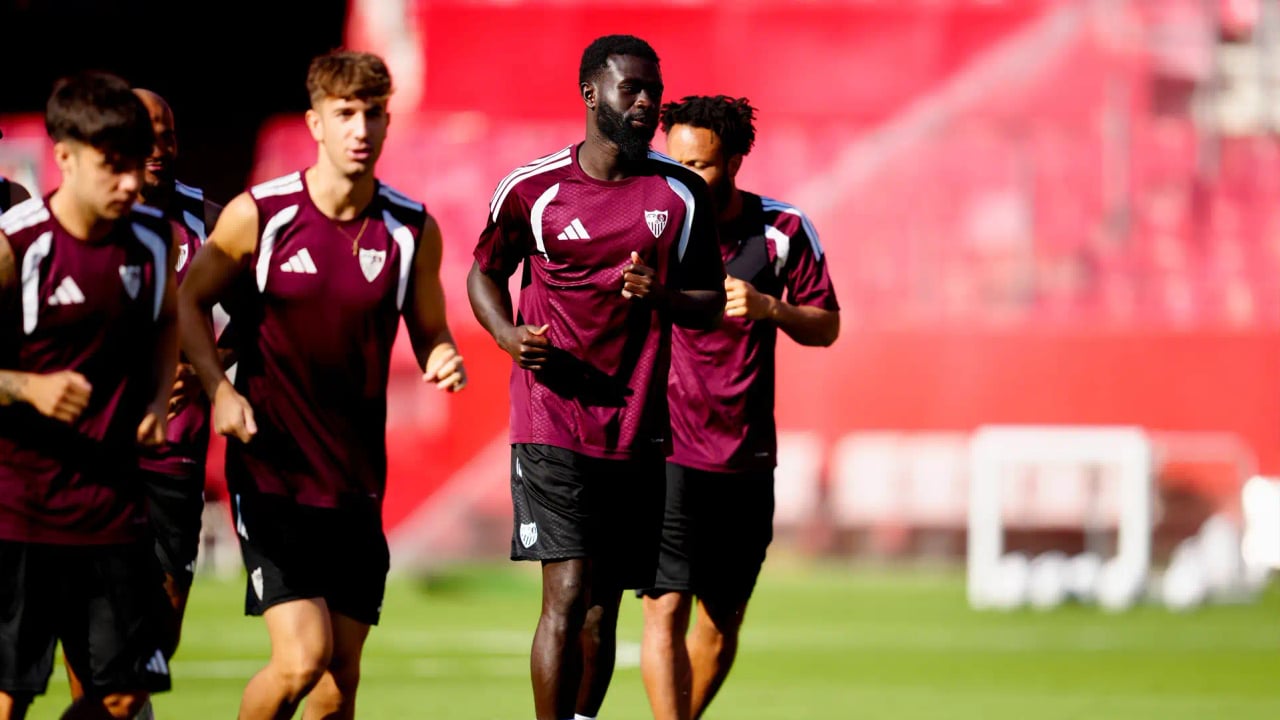 Muchas novedades en la convocatoria del Sevilla para recibir al Barcelona: Sangante, Kike Salas, Stassin, Nico Guillén...