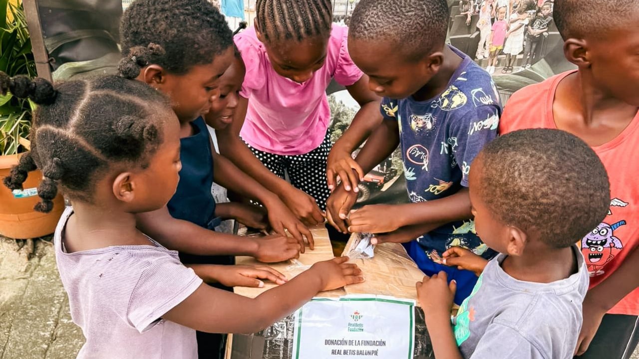 El bonito gesto del Betis con niños y niñas de Guinea Ecuatorial: "Gracias a la generosidad de la afición bética"