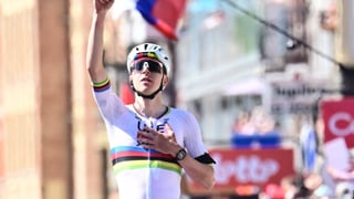 Tadej Pogacar tumba a Paul Seixas y destroza a Remco Enevepoel para sumar su cuarta Lieja