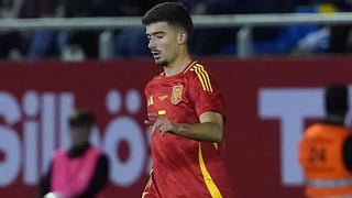 "Kike Salas es el futuro central zurdo de la selección española", asegura su mentor en el Sevilla   
