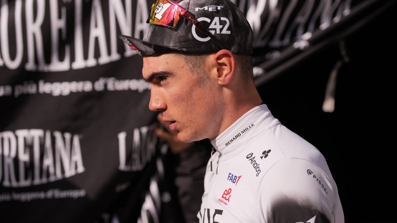 Una dura caída dispara la preocupación con Juan Ayuso en el Giro