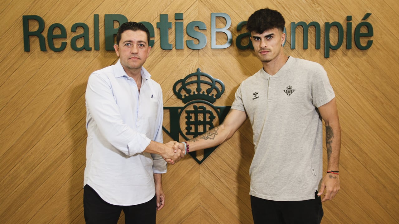 Juan Cruz firma su primer contrato profesional y el Betis ata a su nueva perla