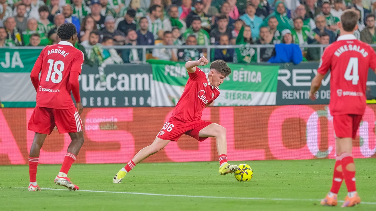Del "Oso no es titular" de Almeyda a las prisas del Sevilla FC por blindar su contrato: "A todo el mundo le está encantando"