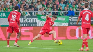 Del "Oso no es titular" de Almeyda a las prisas del Sevilla FC por blindar su contrato: "A todo el mundo le está encantando"