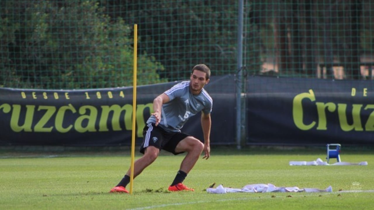 El Cádiz busca un '9' y éste delantero que se marchó por la puerta de atrás se está hinchando a hacer goles