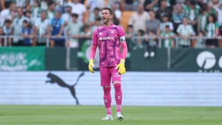 Adrián se seca las lágrimas y ya mira al futuro: "Me encantaría seguir en el Betis"