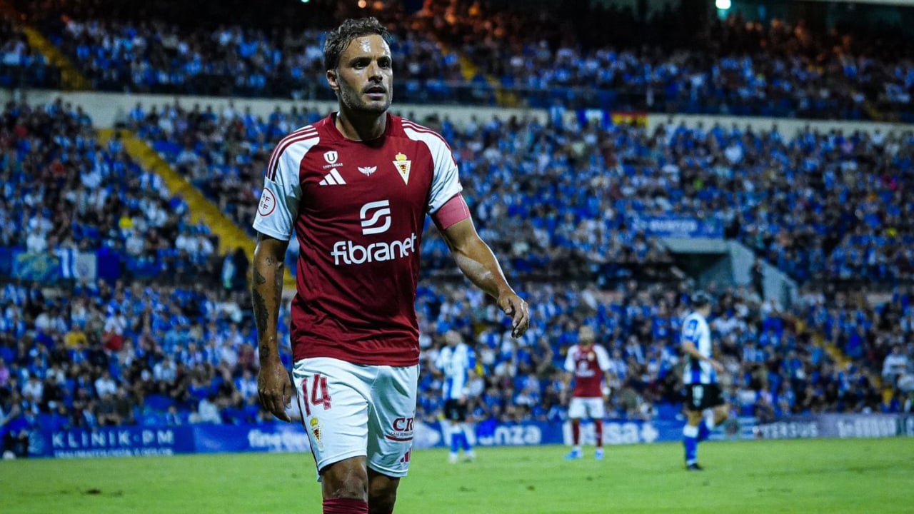 Pedro León se retira en el Real Murcia: el adiós del futbolista que empezó y acabó en casa