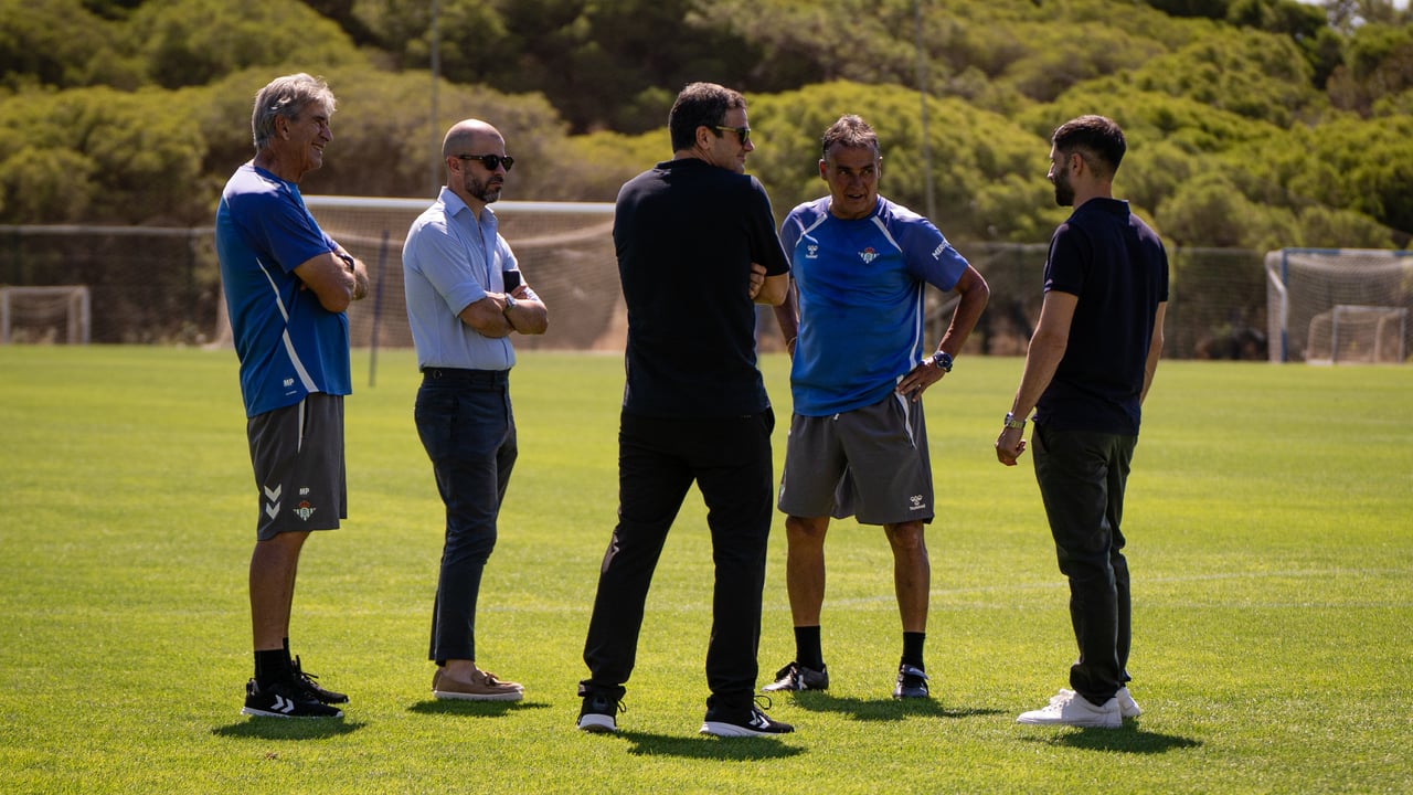 El perfil concreto de fichaje que busca el Betis y una petición de informes para dos posiciones: "Mediocentros y laterales izquierdos"