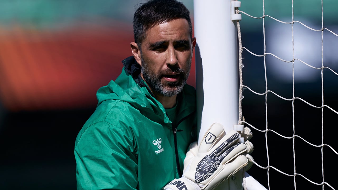El portero del Betis Claudio Bravo cumple 40 años y empieza a hacer balance