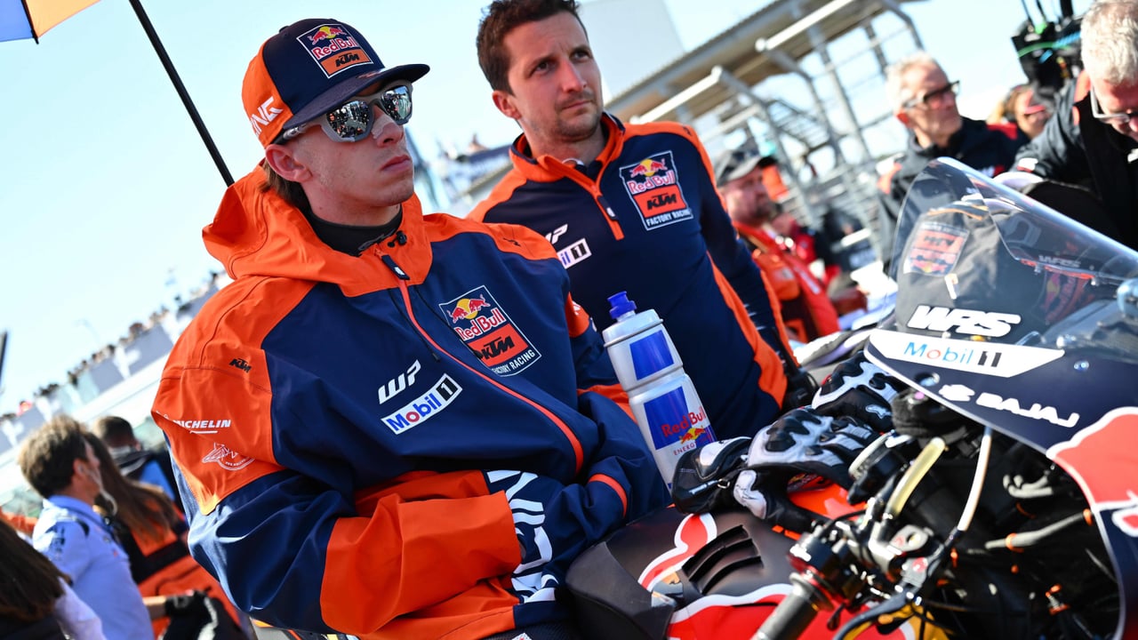 Pedro Acosta se queda atrás en la parrilla y decide coquetear con otro equipo