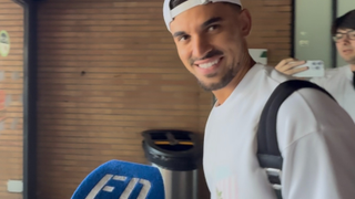 Dani Ceballos llega a Sevilla con sonrisa y mensaje al Betis: "Quiero jugar, lo demás es secundario"