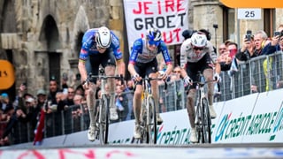 El primer hachazo de Van der Poel con Del Toro en el paquete y Roglic desaparecido