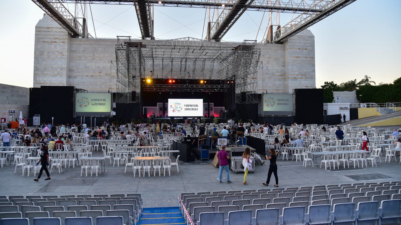 Incendio de grandes dimensiones en el Auditorio Rocío Jurado de Sevilla