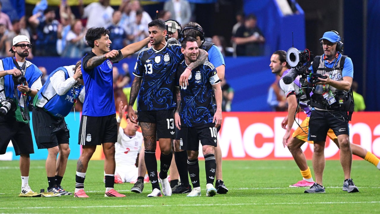 Neville vuelve a la carga contra el 'Cuti' Romero: "Esos dos deberían abrazar a Messi cada minuto de cada día"