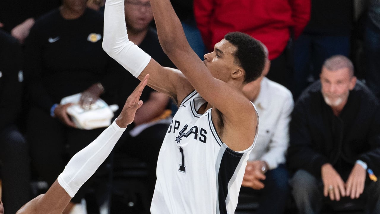 Victor Wembanyama sale a palos, y victorioso, de Detroit