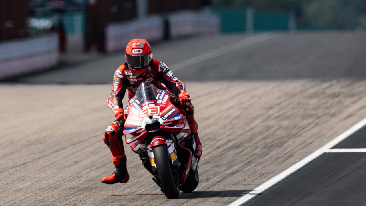 Marc Márquez se cae en su circuito fetiche y las Aprilia celebran