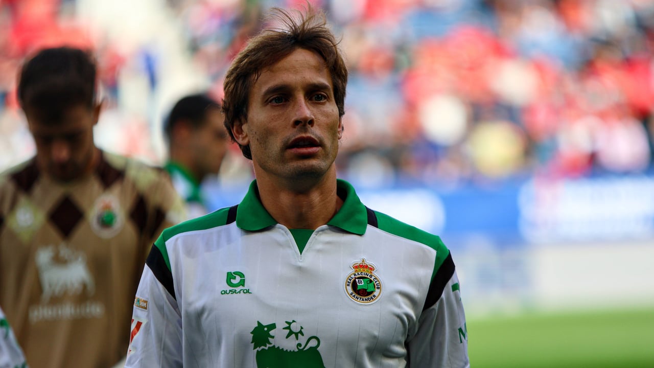 Sergio Canales, jugador del Racing de Santander: "Me levanto a las 6 para pasear con los perros por la playa, ceno sobre las 7 y a las 9 estoy en la cama"