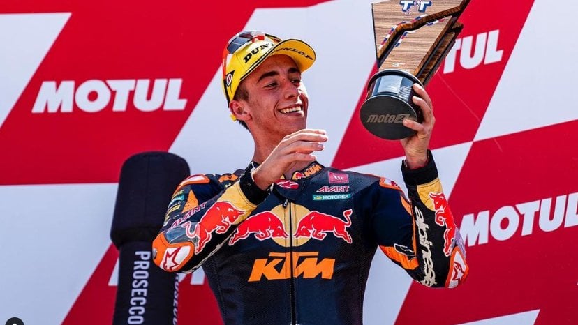Pedro Acosta manda con mano de hierro en Moto2