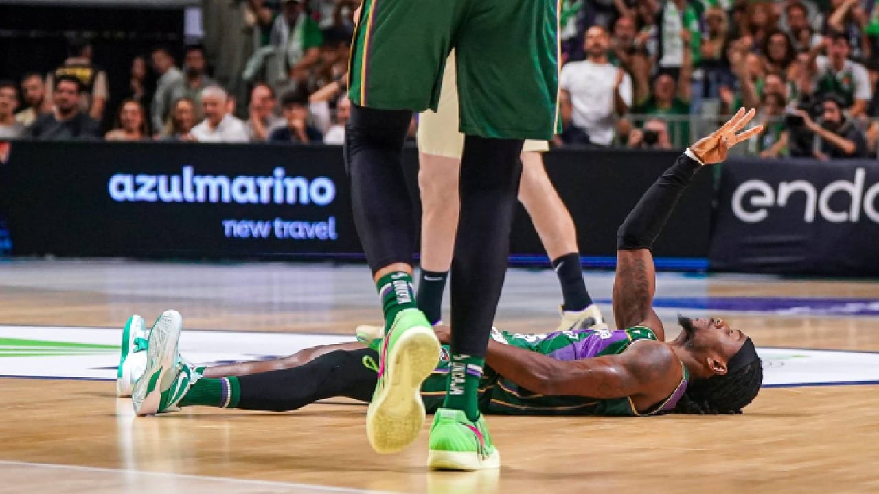 Unicaja explota contra los árbitros ante el Barça e Ibon Navarro pone el dedo en la llaga