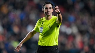 De Burgos Bengoetxea volvería a arbitrar un Betis - Sevilla cuatro años después del 'derbi del palo'