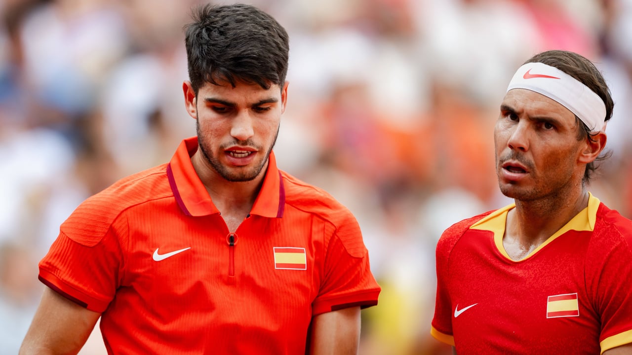 Carlos Alcaraz se postra ante Rafa Nadal antes de su partido clave de Roland Garros