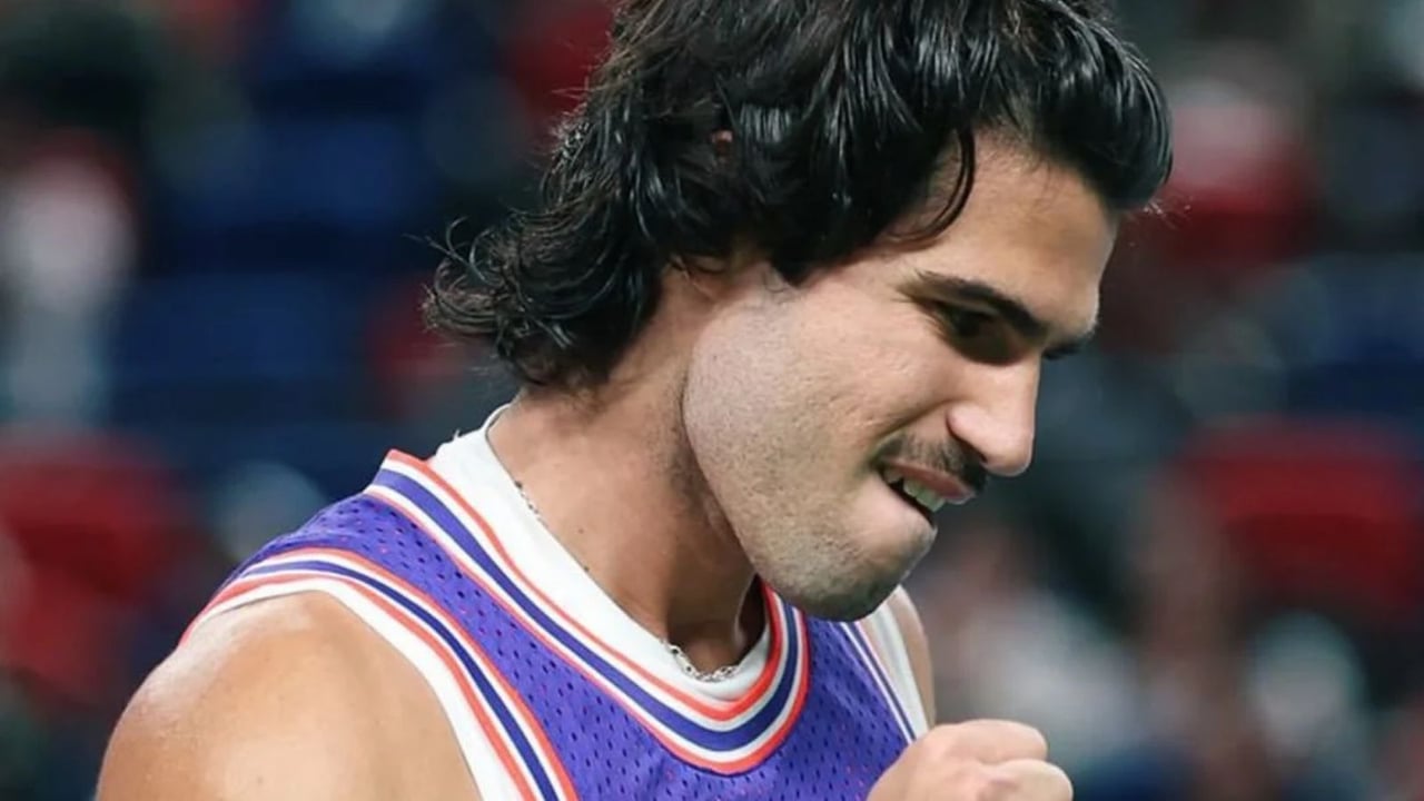 La explicación de Carlos Alcaraz sobre por qué se ha dejado bigote en Shanghai: "Quedamos todo el equipo en dejárnoslo si ganaba en Tokio"