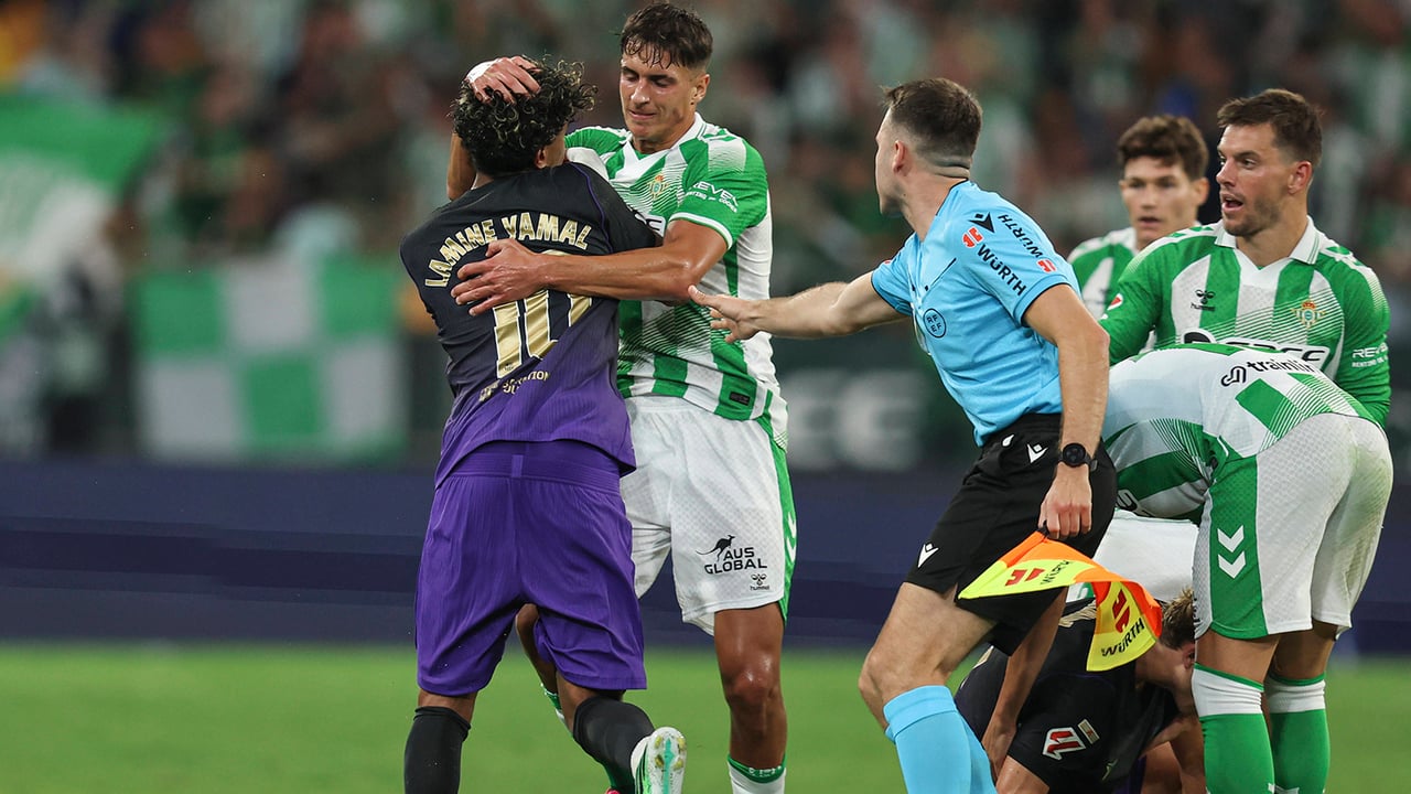 De Burgos Bengoetxea se ensaña con Facundo Bernal en el acta del Betis - Barça y puede provocar una dura sanción: "Propinó dos cabezazos seguidos"