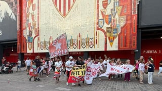 Tercer día de protesta junto al mosaico de Preferencia: "Tenemos que conseguir que el sevillismo alce la voz"